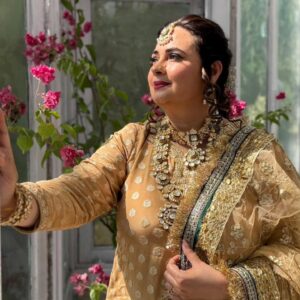 Shalini Kapoor Instagram - UNKO BHI HUMSE MOHABBAT HO ZAROORI TO NAHI....
DONO KI EK SI HALAT HO YE ZAROORI TO NAHI....