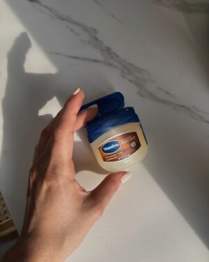 Shany Nadan Instagram - Mi versión de consentimiento ✨

Los que me conocen saben cuánto cuido mi piel. Una piel humectada es sinónimo de salud 💕 

Aquí les comparto pequeños fragmentos de cómo la consiento con la línea Intensive Care de Vaseline @vaseline_latam . 

¿Cuál es su ritual favorito para consentirse? ¡Los leo! #Vaseline #VaselineEcuador