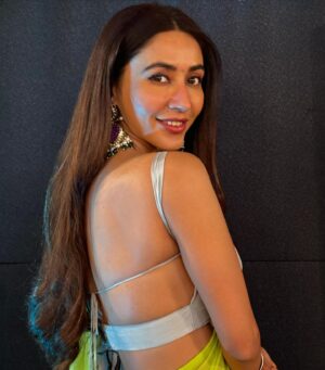 Sharanya Jit Kaur Instagram - ਖੁਸ਼ਮਿਜ਼ਾਜ਼ੀ ਮਸ਼ਹੂਰ ਆ ਸਾਡੀ ,
ਸਾਦਗੀ ਵੀ ਕਮਾਲ ਆ , 
ਅਸੀਂ ਸ਼ਰਾਰਤੀ ਵੀ ਸਿਰੇ ਦੇ , 
ਤੇ ਸਾਡੀ ਚੁੱਪ ਵੀ ਬੇਮਿਸਾਲ ਆ ….

Styled by- @chaudhary_dishu01 

#life #blessed #selflove #want #to #traveltheworld