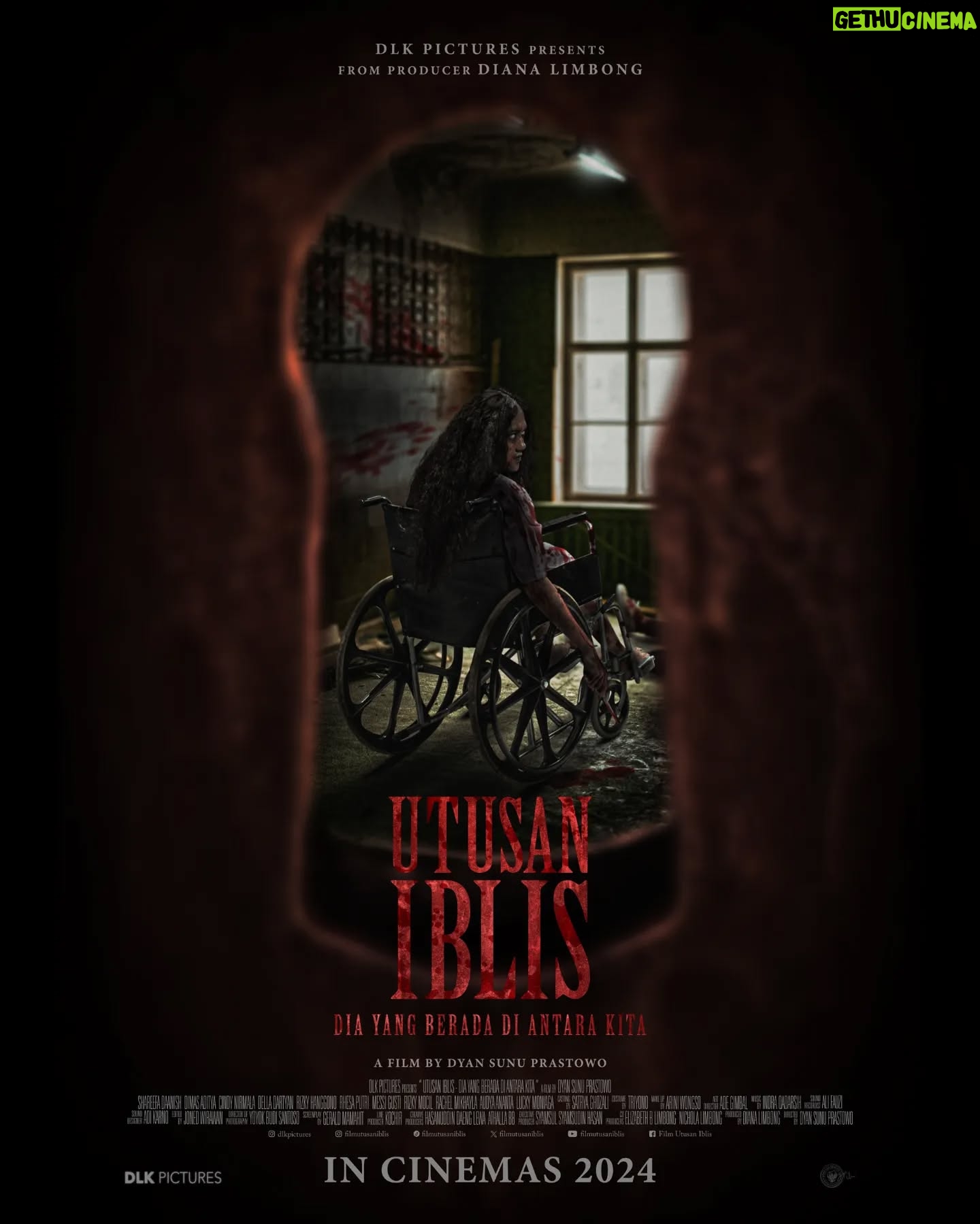 Shareefa Daanish - 519 Likes - Official Teaser Poster Film Utusan Iblis resmi rilis!
Film karya Dyan Sunu Prastowo ini bercerita tentang Olivia (Shareefa Dannish), psikiater spesialis penyakit jiwa yang mencoba membantu Rendy (Dimas Aditya), seorang polisi, yang sedang menangani kasus pembantaian yang dilakukan oleh Cantika (Cindy Nirmala) terhadap anak dan suaminya.
Awalnya Olivia mencoba mendiagnosis kondisi yang dialami oleh Cantika, namun setelah melewati berbagai sesi terapi, justeru kondisi psikologis Olivia menjadi semakin buruk, lantaran diketahui bahwa ada sosok mengerikan yang merasuki tubuh Cantika.
Akankah Olivia dapat menemukan jawaban dari kasus Cantika?
Saksikan segera Utusan Iblis di bioskop!
#UtusanIblis
#DLKPictures
#psychologicalhorror
#FilmHororIndonesia
@dlkpictures @diana_limbong @dyansunuprastowo
@shareefadaanish
@dimsad77
@cindynirmala
@satryajali
@oddyananta
@rizkyhanggono
@rhesaputri
@messigusti_
@rachelmikhayla
@lucky_moniaga