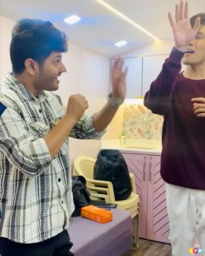 Sheeba Chaddha Instagram - What do you think about the importance of a Vocal Coach? Let us know your thoughts about these clips in the comments below!!

The Vocal Coach of Bandish Bandits was Akshat Parikh (@akshatparikh) a very talented classical musician who contributed in preparing the actors for their music-heavy scenes.

Bandish Bandits primarily revolves around musical gharanas and western styles involving diverse arrays of dramatic musical journeys by the characters themselves. 

It requires for the actors to prepare a lot to get the emotions of each and every notes right and this is where the Vocal Coach comes in.

‼️ WATCH Anand Tiwari (Director) and Anubhav Bansal (DoP) discussing about the nuances and MAKING of Bandish Bandits Season 2 only on IFP’s Youtube Channel. 

Stay Tuned (quite literally).

✍🏼: @biswa.roop 
🎨: @_vai__________________________ @aditya.sastry 

#IFP @akshatparikh @atulkulkarni_official @anubhavvbansall @sheeba.chadha @rajeshtailang @ritwikbhowmik @shreya__chaudhry @yashaswinidayama @primevideoin #BandishBandits #AmazonPrime #Music #Viral #Trending #Series #Bollywood @anandntiwari