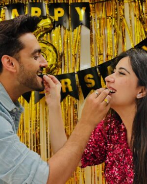 Sheena Bajaj Instagram - Happy 7th year to us ❤️
#weddinganniversary #love #rosheena #togetherness