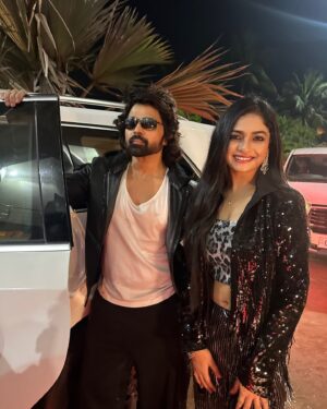 Sheetal Patra Instagram - Adding a little extra suroor to the night meeting the OG #hitmachine @realhimesh after my performance at Sukinda Shilpa Mahotsav!!😍🔥
From vibing to his songs since childhood to watch him in real bringing the vibe as always! It was magical tonight ✨

Ps: having so many people clicking the picture made us look at different cameras 😆