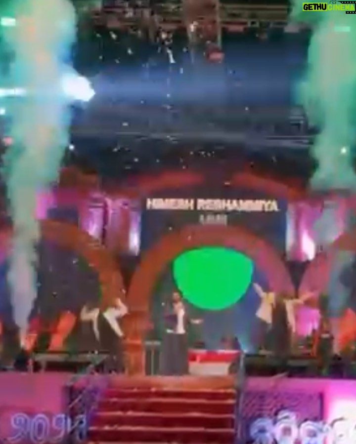 Sheetal Patra - 29.8K Likes - Adding a little extra suroor to the night meeting the OG #hitmachine @realhimesh after my performance at Sukinda Shilpa Mahotsav!!😍🔥
From vibing to his songs since childhood to watch him in real bringing the vibe as always! It was magical tonight ✨
Ps: having so many people clicking the picture made us look at different cameras 😆