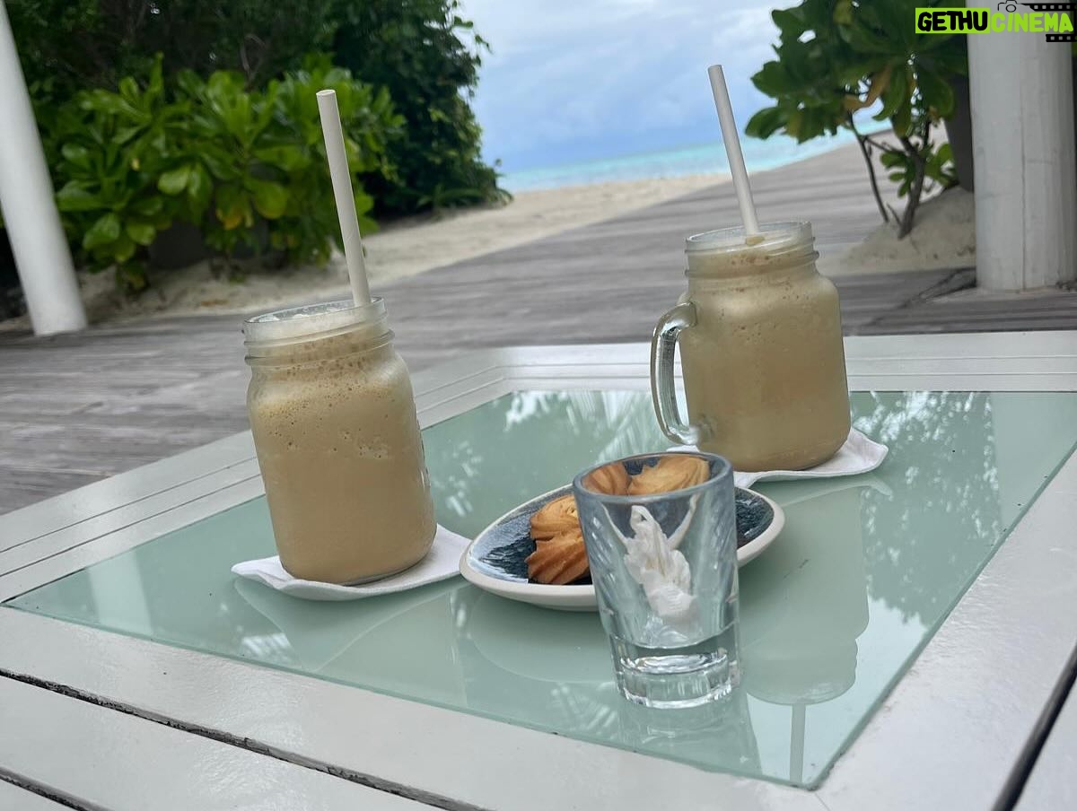 Sheila - 1.4K Likes - L’arbre à vœux ...! Nous espérons qu’ils seront réalisés 😉😉😘😘😘
Détente assurée en buvant un coconut Divine 😂😂😂
#sheila #sheila2025 #holiday #wishes
#arbreavoeux #coconutdivine #wishtree
