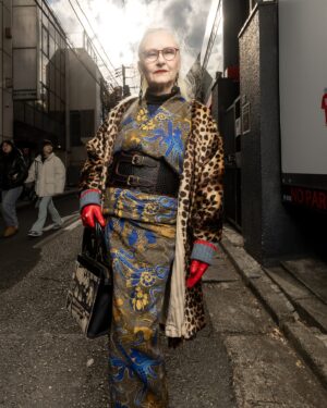 Sheila Cliffe Instagram - Met up with some cool friends in Harajuku on Sunday at Robe Japonica. 日曜日に原宿のRobeJaponicaの店でコールなともだちに会いました。　楽しかった。　写真は@makishimastudio. #japaneseculture #japanesefashion #japanesestyle #sotd #stylista #tokyofashion  #over60style #over60andfabulous #over60 #grayhair #kimonobijin #advancedstyle #きもの  #きものコーディネート #着物  #着物生活 #着物好き #着物でお出かけ  #趣着物