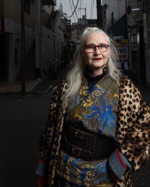 Sheila Cliffe Instagram - Met up with some cool friends in Harajuku on Sunday at Robe Japonica. 日曜日に原宿のRobeJaponicaの店でコールなともだちに会いました。　楽しかった。　写真は@makishimastudio. #japaneseculture #japanesefashion #japanesestyle #sotd #stylista #tokyofashion  #over60style #over60andfabulous #over60 #grayhair #kimonobijin #advancedstyle #きもの  #きものコーディネート #着物  #着物生活 #着物好き #着物でお出かけ  #趣着物