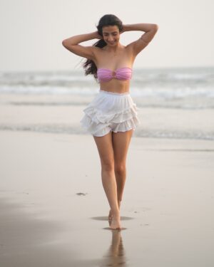Sherlin Seth Instagram - Sandy toes, sun kissed nose! ☀️
Frolicking at the beach as i welcome 2025🌸

Impromptu fun shoot with @storyofaframe @sehrandom 🤍🤍