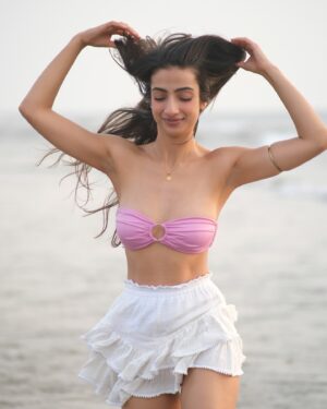 Sherlin Seth Instagram - Sandy toes, sun kissed nose! ☀️
Frolicking at the beach as i welcome 2025🌸

Impromptu fun shoot with @storyofaframe @sehrandom 🤍🤍