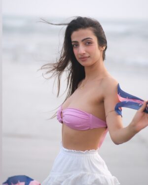 Sherlin Seth Instagram - Sandy toes, sun kissed nose! ☀️
Frolicking at the beach as i welcome 2025🌸

Impromptu fun shoot with @storyofaframe @sehrandom 🤍🤍