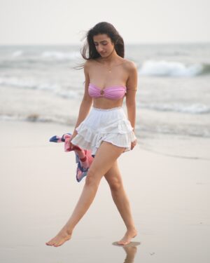 Sherlin Seth Instagram - Sandy toes, sun kissed nose! ☀️
Frolicking at the beach as i welcome 2025🌸

Impromptu fun shoot with @storyofaframe @sehrandom 🤍🤍