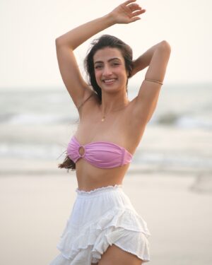 Sherlin Seth Instagram - Sandy toes, sun kissed nose! ☀️
Frolicking at the beach as i welcome 2025🌸

Impromptu fun shoot with @storyofaframe @sehrandom 🤍🤍