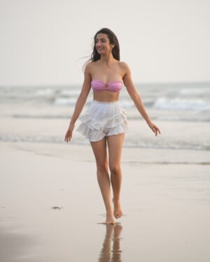 Sherlin Seth Instagram - Sandy toes, sun kissed nose! ☀️
Frolicking at the beach as i welcome 2025🌸

Impromptu fun shoot with @storyofaframe @sehrandom 🤍🤍