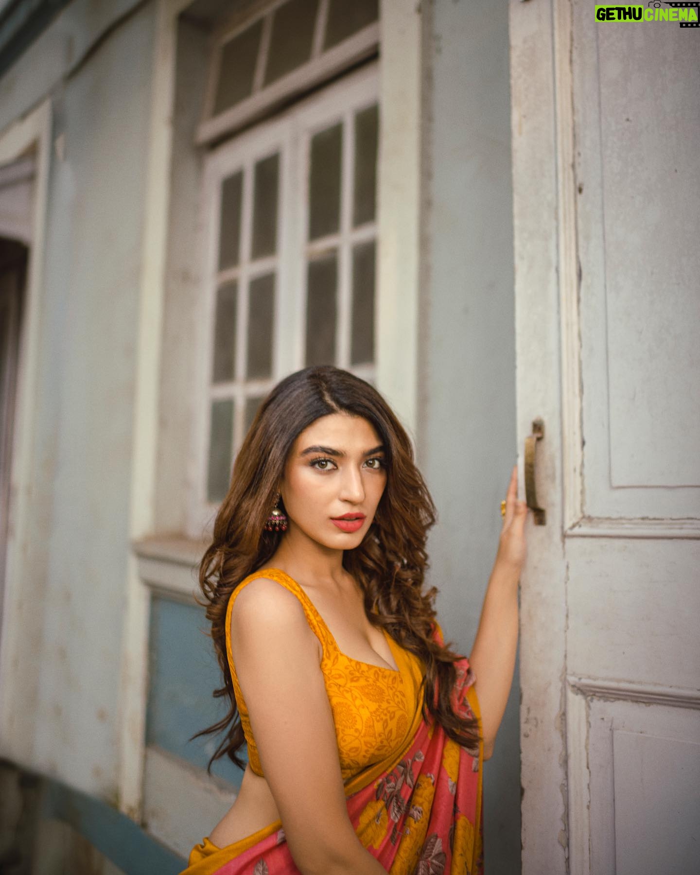 Shernavaz Jijina - 15.8K Likes - Saree and Sunshine 💛 📸 @bharat_rawail Stylist @henna.akhtar Hair&Makeup @thehairstory__ @binkiboo__ @farahwriter