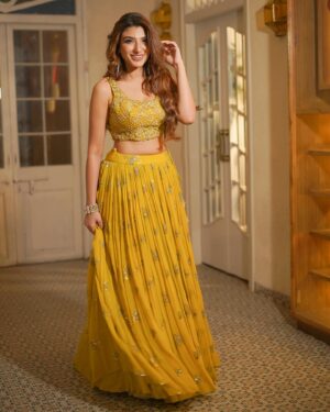 Shernavaz Jijina Instagram - Creative Concept & Styling by @shaista.furni 
Photography by @luxarstudio
Hair & Makeup by @_iqraraies 
Outfit @@houseofnoori.in 
Purse & Jewelry @redonebagsindia 
Location @bandramitron courtesy by @maverick.communication01
