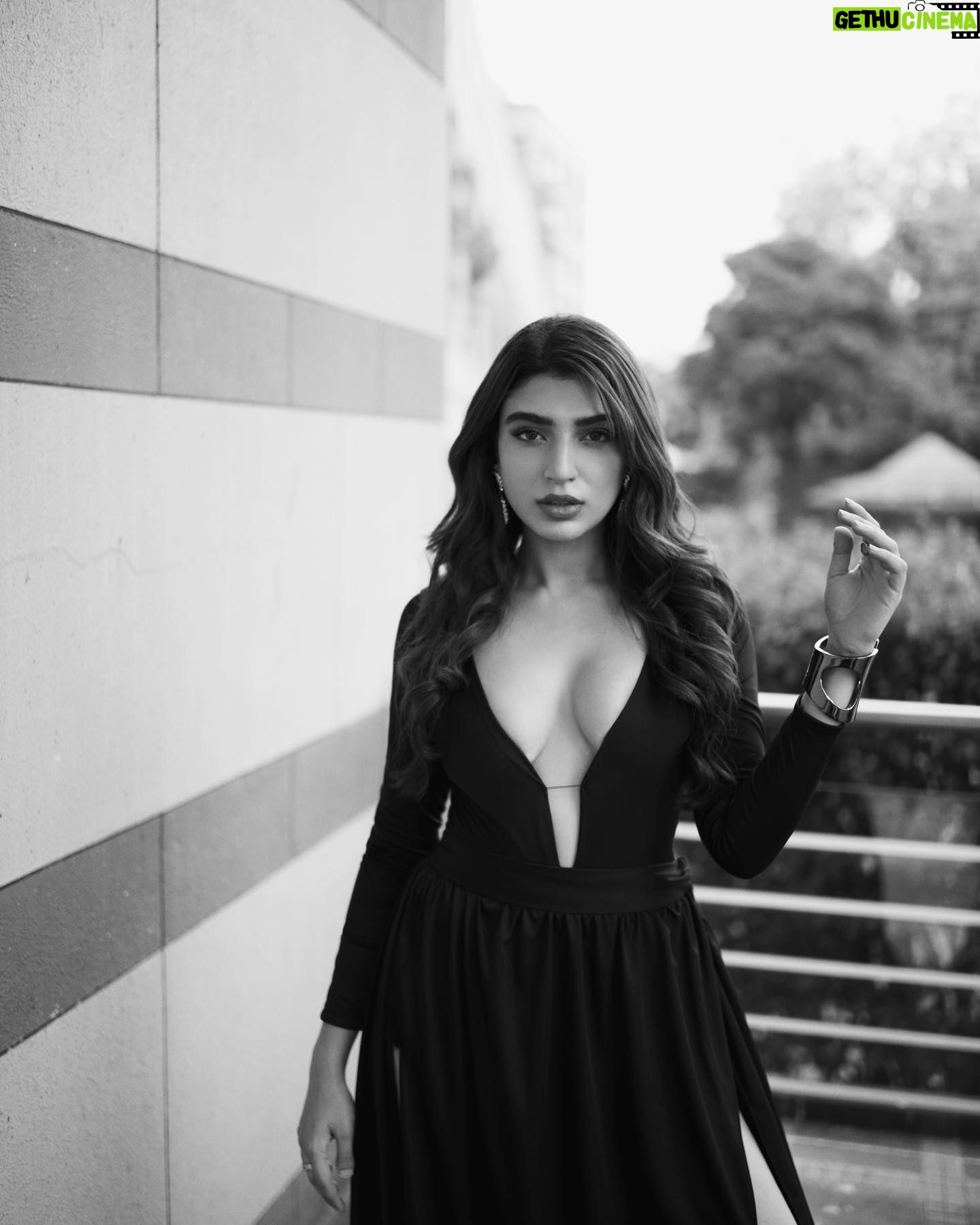 Shernavaz Jijina - 14.2K Likes - 🤍 @bharat_rawail @henna.akhtar @thehairstory__ @binkiboo__ @farahwriter