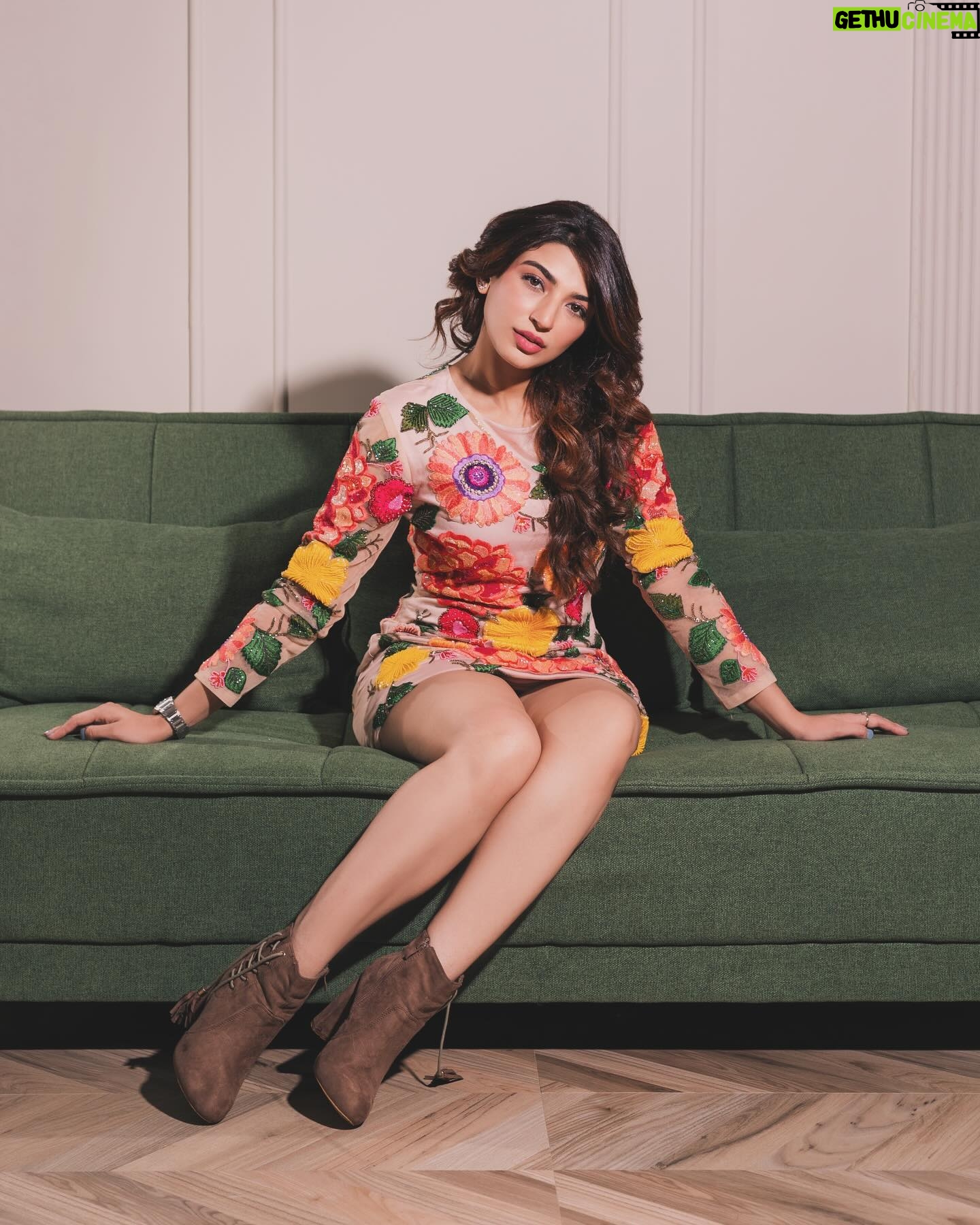 Shernavaz Jijina - 35.7K Likes - Creative Concept & Styling by @sociallyshaista
Shot by @sarthaknaikphotography
Hair & Makeup by @_iqraraies
Outfit @anishashettyofficial