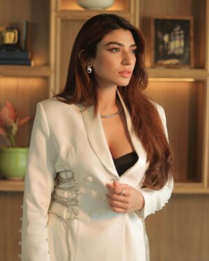 Shernavaz Jijina Instagram - Creative Concept & Styling by @shaista.furni 
Photography by @luxarstudio 
Hair & Makeup by @_iqraraies 
Outfit by @preckanglobal 
Purse & Jewelry by @redonebagsindia 
Location @bandramitron Courtesy by @maverick.communication01