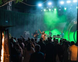 Shilpa Rao Instagram - Udaipur thank you for all the love, see ya soon.
Next stop … #Bangalore tonight.

Show Director @riteshkrishnan 
Photos by @nilesh_vm 
Outfit by @sarojjalan 
Shades by @hamster_london 
HMU by @makeupartistnamrata 

#shilparao #shilparaolive