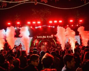 Shilpa Rao Instagram - Udaipur thank you for all the love, see ya soon.
Next stop … #Bangalore tonight.

Show Director @riteshkrishnan 
Photos by @nilesh_vm 
Outfit by @sarojjalan 
Shades by @hamster_london 
HMU by @makeupartistnamrata 

#shilparao #shilparaolive