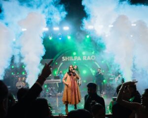 Shilpa Rao Instagram - Udaipur thank you for all the love, see ya soon.
Next stop … #Bangalore tonight.

Show Director @riteshkrishnan 
Photos by @nilesh_vm 
Outfit by @sarojjalan 
Shades by @hamster_london 
HMU by @makeupartistnamrata 

#shilparao #shilparaolive