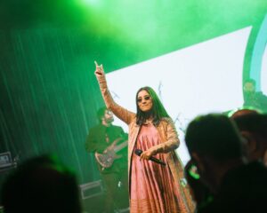 Shilpa Rao Instagram - Udaipur thank you for all the love, see ya soon.
Next stop … #Bangalore tonight.

Show Director @riteshkrishnan 
Photos by @nilesh_vm 
Outfit by @sarojjalan 
Shades by @hamster_london 
HMU by @makeupartistnamrata 

#shilparao #shilparaolive