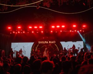 Shilpa Rao Instagram - Udaipur thank you for all the love, see ya soon.
Next stop … #Bangalore tonight.

Show Director @riteshkrishnan 
Photos by @nilesh_vm 
Outfit by @sarojjalan 
Shades by @hamster_london 
HMU by @makeupartistnamrata 

#shilparao #shilparaolive