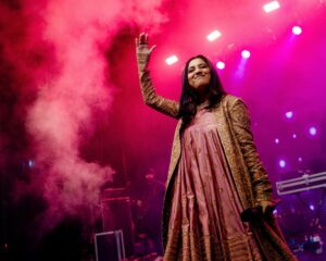 Shilpa Rao Instagram - Udaipur thank you for all the love, see ya soon.
Next stop … #Bangalore tonight.

Show Director @riteshkrishnan 
Photos by @nilesh_vm 
Outfit by @sarojjalan 
Shades by @hamster_london 
HMU by @makeupartistnamrata 

#shilparao #shilparaolive
