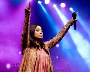 Shilpa Rao Instagram - Udaipur thank you for all the love, see ya soon.
Next stop … #Bangalore tonight.

Show Director @riteshkrishnan 
Photos by @nilesh_vm 
Outfit by @sarojjalan 
Shades by @hamster_london 
HMU by @makeupartistnamrata 

#shilparao #shilparaolive