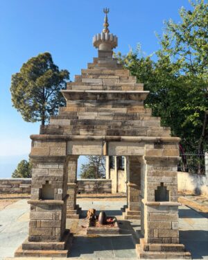 Shilpa Thakre Instagram - Soul•cation : 
Time away for your soul ,to travel, reset and be alive ✨❣️
.
.
.
.
#shilpathakre #expressionqueen #travel #travelphotography #travelgram #solo #trip #kainchidham #neemkarolibaba #jageshwardham #almora #kasardevi #mahadev #shiva #harharmahadev