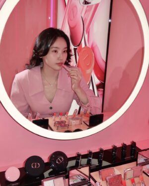 Shim So-young Instagram - #유료광고 @diorbeauty🪞💕🌷

<2025 어딕트 립 글로우 팝업>에서 완전히 새로워진 𝐃𝐈𝐎𝐑 𝐀𝐃𝐃𝐈𝐂𝐓 𝐋𝐈𝐏 𝐆𝐋𝐎𝐖 를 만나보고 왔어요💕 

쿨&웜톤 모두를 아우르는 17가지 컬러 팔레트로 출시되어 내 퍼스널 컬러에 완벽한 립을 찾을 수 있어요! 

쿨톤인 저는 #074 젤리로 메이크업을 해봤는데, 단독 사용으로도 풍부한 발색력과 보습력으로 행사 내내 반짝이는 입술을 유지할 수 있었어요😌 

곧 다가올 봄처럼 분홍으로 가득찬 팝업 공간에서는 구매 금액대별 특별한 선물, 뽑기 이벤트, 포토부스, 포토존, 100개 한정 #078 아이시 블루, 인그레이빙 서비스, 등 다양한 체험과 제품이 마련되어 있으니 들리시면 시간 가는 줄 모를거에요🌸

📍신세계 강남점 1층 
🗓️ ~2월 2일까지 

#디올뷰티 #디올립글로우팝업 #디올립글로우 #신세계강남 #074젤리 #디올어딕트 #립밤추천