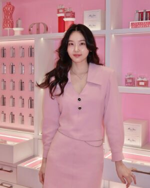 Shim So-young Instagram - #유료광고 @diorbeauty🪞💕🌷

<2025 어딕트 립 글로우 팝업>에서 완전히 새로워진 𝐃𝐈𝐎𝐑 𝐀𝐃𝐃𝐈𝐂𝐓 𝐋𝐈𝐏 𝐆𝐋𝐎𝐖 를 만나보고 왔어요💕 

쿨&웜톤 모두를 아우르는 17가지 컬러 팔레트로 출시되어 내 퍼스널 컬러에 완벽한 립을 찾을 수 있어요! 

쿨톤인 저는 #074 젤리로 메이크업을 해봤는데, 단독 사용으로도 풍부한 발색력과 보습력으로 행사 내내 반짝이는 입술을 유지할 수 있었어요😌 

곧 다가올 봄처럼 분홍으로 가득찬 팝업 공간에서는 구매 금액대별 특별한 선물, 뽑기 이벤트, 포토부스, 포토존, 100개 한정 #078 아이시 블루, 인그레이빙 서비스, 등 다양한 체험과 제품이 마련되어 있으니 들리시면 시간 가는 줄 모를거에요🌸

📍신세계 강남점 1층 
🗓️ ~2월 2일까지 

#디올뷰티 #디올립글로우팝업 #디올립글로우 #신세계강남 #074젤리 #디올어딕트 #립밤추천