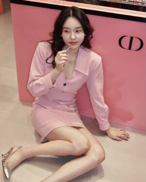 Shim So-young Instagram - #유료광고 @diorbeauty🪞💕🌷

<2025 어딕트 립 글로우 팝업>에서 완전히 새로워진 𝐃𝐈𝐎𝐑 𝐀𝐃𝐃𝐈𝐂𝐓 𝐋𝐈𝐏 𝐆𝐋𝐎𝐖 를 만나보고 왔어요💕 

쿨&웜톤 모두를 아우르는 17가지 컬러 팔레트로 출시되어 내 퍼스널 컬러에 완벽한 립을 찾을 수 있어요! 

쿨톤인 저는 #074 젤리로 메이크업을 해봤는데, 단독 사용으로도 풍부한 발색력과 보습력으로 행사 내내 반짝이는 입술을 유지할 수 있었어요😌 

곧 다가올 봄처럼 분홍으로 가득찬 팝업 공간에서는 구매 금액대별 특별한 선물, 뽑기 이벤트, 포토부스, 포토존, 100개 한정 #078 아이시 블루, 인그레이빙 서비스, 등 다양한 체험과 제품이 마련되어 있으니 들리시면 시간 가는 줄 모를거에요🌸

📍신세계 강남점 1층 
🗓️ ~2월 2일까지 

#디올뷰티 #디올립글로우팝업 #디올립글로우 #신세계강남 #074젤리 #디올어딕트 #립밤추천