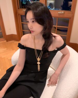 Shim So-young Instagram - @piaget 
✨𝐄𝐒𝐒𝐄𝐍𝐂𝐄 𝐎𝐅 𝐄𝐗𝐓𝐑𝐀𝐋𝐄𝐆𝐀𝐍𝐙𝐀✨
피아제 창립 150주년 전시에 다녀왔어요.

사실 저는 일을 하러 간건데,,, 피아제 프라이빗 컬렉션의 비현실적인 반짝임에 매료되어 눈으로만 잔뜩 담고 있는 저를 발견했어요,,, 특히! 앤디 워홀 소장품이었던 골드바 포켓 워치에 눈을 못 떼어서 몇번이고 다시 보러갔잖아요🖤

피아제라는 브랜드의 지난 150년의 역사를 온전히 느끼고 배울 수 있는 시간이었어요. 

초대 감사합니다! 😌

#Piaget #Piaget150 #EssenceOfExtraleganza #MaisonOfExtraleganza #PiagetHighJewellery #PiagetSociety