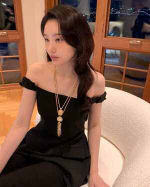 Shim So-young Instagram - @piaget 
✨𝐄𝐒𝐒𝐄𝐍𝐂𝐄 𝐎𝐅 𝐄𝐗𝐓𝐑𝐀𝐋𝐄𝐆𝐀𝐍𝐙𝐀✨
피아제 창립 150주년 전시에 다녀왔어요.

사실 저는 일을 하러 간건데,,, 피아제 프라이빗 컬렉션의 비현실적인 반짝임에 매료되어 눈으로만 잔뜩 담고 있는 저를 발견했어요,,, 특히! 앤디 워홀 소장품이었던 골드바 포켓 워치에 눈을 못 떼어서 몇번이고 다시 보러갔잖아요🖤

피아제라는 브랜드의 지난 150년의 역사를 온전히 느끼고 배울 수 있는 시간이었어요. 

초대 감사합니다! 😌

#Piaget #Piaget150 #EssenceOfExtraleganza #MaisonOfExtraleganza #PiagetHighJewellery #PiagetSociety