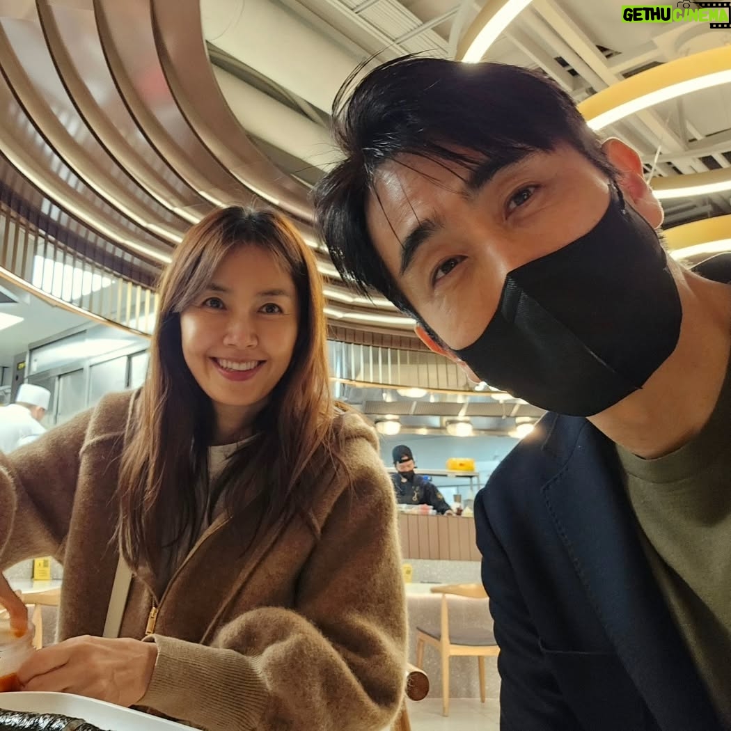 Shin Ae-ra - 22.8K Likes - 부부는 닮는다더니
30년가까이 살다보니 투박한손도, 걷기좋아하는것도, 장난끼도 닮아간다.
하지만 도저히 닮기어려운부분,
이렇게 글을 잘쓴다고?
남편의 어제나온 #오늘예보 확장판 #그들의하루 를 보며 웃다,울다,위로받는다.
13년전에 읽을때보다 더 마음에와닿고 특히 추가된, 공익 정유일의 하루에 먹먹해진다.
정말 내옆에있는 이남자가 쓴거맞아?ㅋ앞으로는 진짜 작가로 인정해주고
글쓰는데 더 전념할수있도록
내가 열심히일해 먹여살려야겠다^^
여러분의 오늘 하루는 어떠신가요?
벌써 24년 끝자락입니다.
하루하루를 살아내는 당신을 응원합니다. 힘내세요♡