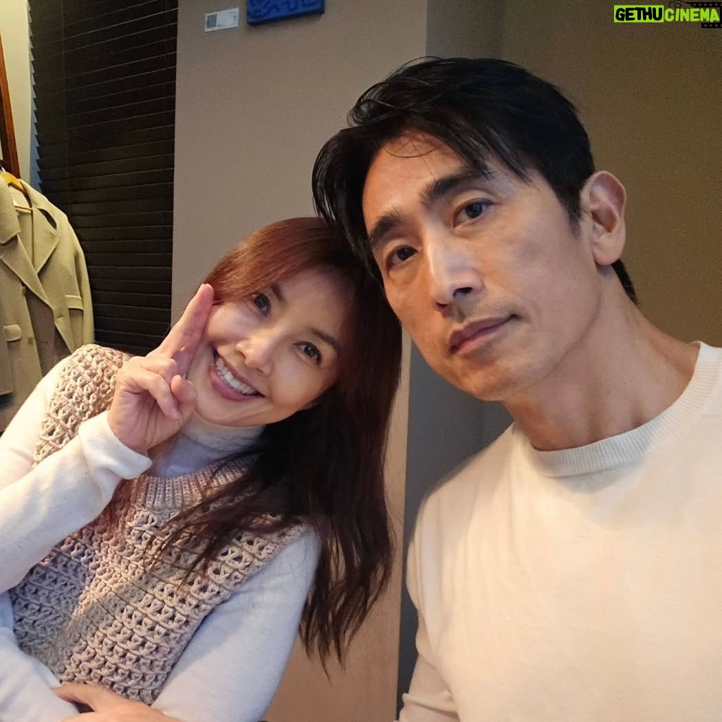 Shin Ae-ra - 22.8K Likes - 부부는 닮는다더니
30년가까이 살다보니 투박한손도, 걷기좋아하는것도, 장난끼도 닮아간다.
하지만 도저히 닮기어려운부분,
이렇게 글을 잘쓴다고?
남편의 어제나온 #오늘예보 확장판 #그들의하루 를 보며 웃다,울다,위로받는다.
13년전에 읽을때보다 더 마음에와닿고 특히 추가된, 공익 정유일의 하루에 먹먹해진다.
정말 내옆에있는 이남자가 쓴거맞아?ㅋ앞으로는 진짜 작가로 인정해주고
글쓰는데 더 전념할수있도록
내가 열심히일해 먹여살려야겠다^^
여러분의 오늘 하루는 어떠신가요?
벌써 24년 끝자락입니다.
하루하루를 살아내는 당신을 응원합니다. 힘내세요♡