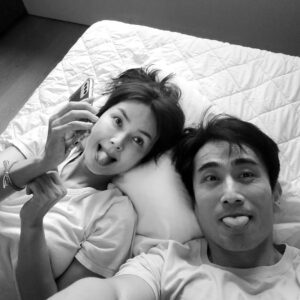 Shin Ae-ra Instagram - 부부는 닮는다더니 
30년가까이 살다보니 투박한손도, 걷기좋아하는것도, 장난끼도 닮아간다.
하지만 도저히 닮기어려운부분,
이렇게 글을 잘쓴다고?
남편의 어제나온 #오늘예보 확장판 #그들의하루 를 보며 웃다,울다,위로받는다.
13년전에 읽을때보다 더 마음에와닿고 특히 추가된, 공익 정유일의 하루에 먹먹해진다.
정말 내옆에있는 이남자가 쓴거맞아?ㅋ앞으로는 진짜 작가로 인정해주고
글쓰는데 더 전념할수있도록
내가 열심히일해 먹여살려야겠다^^

여러분의 오늘 하루는 어떠신가요?
벌써 24년 끝자락입니다.
하루하루를 살아내는 당신을 응원합니다. 힘내세요♡