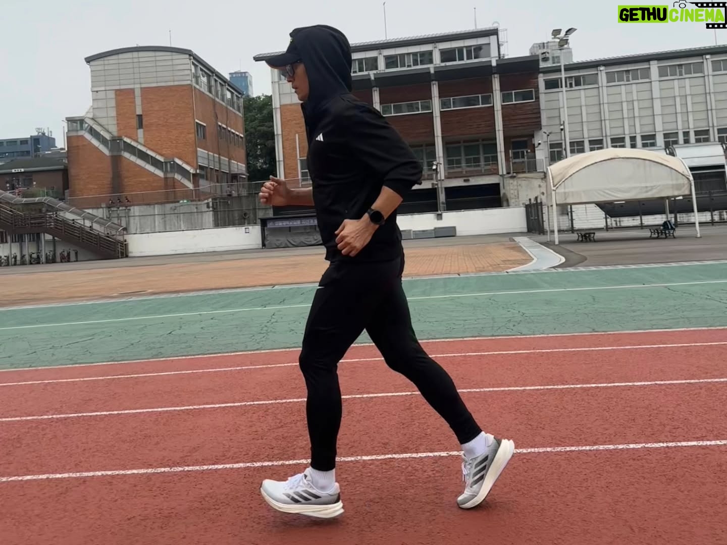 Shin Ae-ra - 26.4K Likes - 남편볼여유도없이 정신없이 바쁜요즘,
오늘은 남편생일이라
아침부터 붙어있기로^^
좋은사람들과 같이 뛰고
하루종일 둘이 바쁘다
좀전에 급하게 저녁,
점심은 화려한 외식했으니
저녁은 간소한 건강식.
나의선물인 스텐바이미 틀어놓고
현희가 보낸 송이버섯과
어머니가 농사지신 귀한쌈들과 보내주신 미역국
나는 따끈한 잡곡,콩솥밥과 쌈많이먹기위한 제육볶음.
진짜 형식1도없는 밥상이지만
맛나고 건강하면 된거지, 그쵸?^^"
남편의 감사한 57번째 생일
이렇게 마무리합니다.
근데 3년뒤면 60?ㅋㅋ
여행갑시당^^