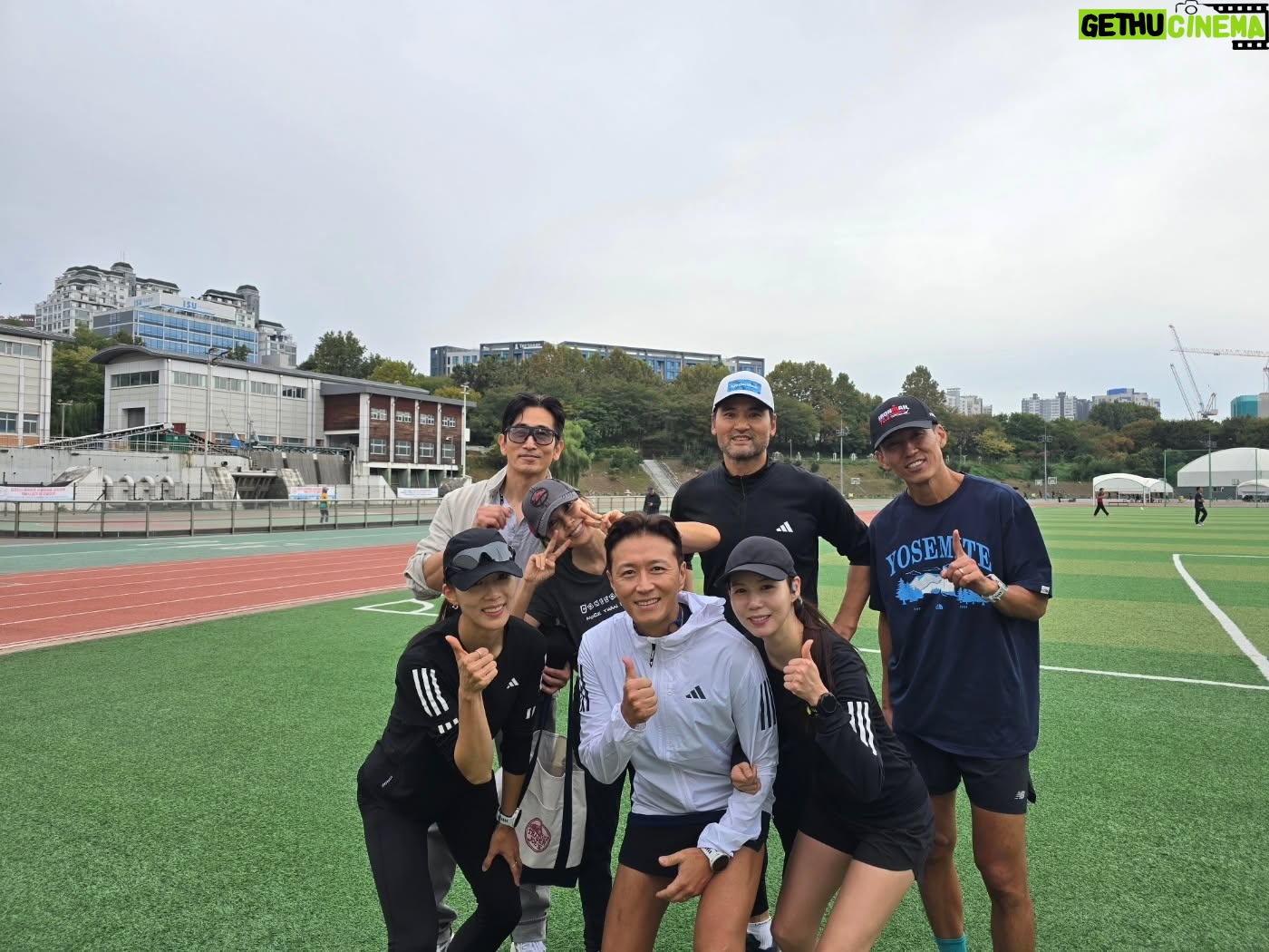 Shin Ae-ra - 26.4K Likes - 남편볼여유도없이 정신없이 바쁜요즘,
오늘은 남편생일이라
아침부터 붙어있기로^^
좋은사람들과 같이 뛰고
하루종일 둘이 바쁘다
좀전에 급하게 저녁,
점심은 화려한 외식했으니
저녁은 간소한 건강식.
나의선물인 스텐바이미 틀어놓고
현희가 보낸 송이버섯과
어머니가 농사지신 귀한쌈들과 보내주신 미역국
나는 따끈한 잡곡,콩솥밥과 쌈많이먹기위한 제육볶음.
진짜 형식1도없는 밥상이지만
맛나고 건강하면 된거지, 그쵸?^^"
남편의 감사한 57번째 생일
이렇게 마무리합니다.
근데 3년뒤면 60?ㅋㅋ
여행갑시당^^