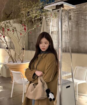 Shin Ji-yeon Instagram - 요즘은 브라운이 좋단 말이즤 
새해 복 많이 받으세용🤎.🤎 happy new year🎈