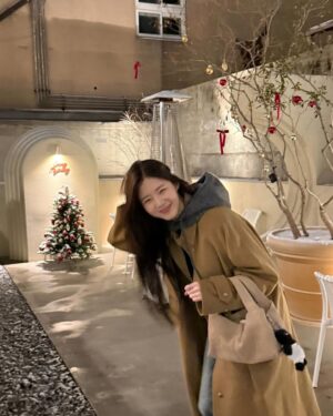 Shin Ji-yeon Instagram - 요즘은 브라운이 좋단 말이즤 
새해 복 많이 받으세용🤎.🤎 happy new year🎈