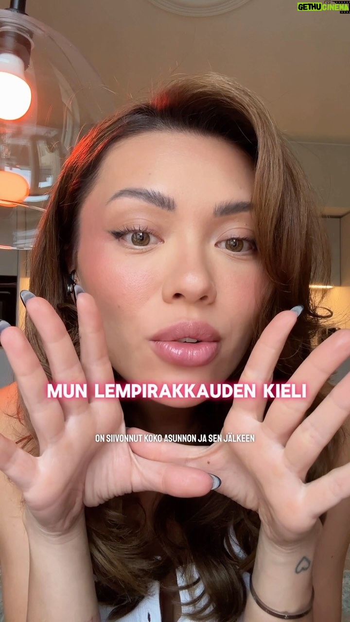 Shirly Karvinen - 743 Likes - Mainos @roborocknordic ✨//
Miltä kuulostais elämä jossa koti olisi aina puhdas eikä sun tarttis ikinä koskea imurin varteen? 🙈 Osa teistä tietää, että oon ”hieman” (😂) tarkka siitä, että mun lattiat on jatkuvasti puhtaat eikä jalan alla saa tuntua yhtään hiekkaa. Koirataloudessa se ei aina oo helppoa vaikka nää mun pojat onkin enemmän marsuja kun koiria. 😁
Tiedän, että meitä samanmielisiä on täällä isompi joukko ja mulle suositeltiin Roborock robotti-imuria helpottamaan elämää. Lopulta muutama viikko sitten saman katon alle muutti Roborock Qrevo Curv -robortti-imuri ja mä sanon, et ne ketkä väittää etteikö raha tuo onnea ei oo ennen omistanu tällästä.
Muutama fakta kyseisestä kaverista:
🔸 IMUROI ja MOPPAA jopa 240minuuttia
🔸 Dual anti-tangle harjajärjestelmä jonka avulla kerää lyhyitä ja pitkiä karvoja/hiuksia ilman tukkiintumista
🔸 18500 Pa:n Hyperforce-imuteho
🔸 Navigoi ympäri asuntoa PreciSense tekoälyllä
🔸 AdaptLift- rungon avulla pääsee helposti kynnysten ja mattojen yli
🔸 Voi yhdistää puhelimeen jonka avulla voit ajastaa, aluepuhdistaa ja seurata mitä kotona tapahtuu. Doggycam. 🐶❤️
🔸 Löytyy myös Roborock Qrevo Edge -robotti-imuri jonka telakka on neliskulmaisempi
Rakkaus on vahva sana, mut mä rakastan tätä robotti-imuria. Pojat myös. 🐶
#roborock #roborockqrevocurv
