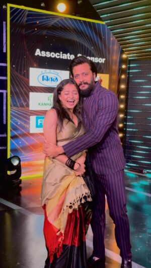 Shivali Parab Instagram - Ved tujha 💕
@riteishd 
.
आपल्या कामाची पोचपावती आपल्या आवडत्या कलाकाराकडून मिळणं या पेक्षा वेगळा आनंद नाही ❤️
Vc @vrmusicstation 
Edit by @vrmusicstation 

𝘔𝘢𝘯𝘢𝘨𝘦𝘥 𝘢𝘯𝘥 𝘗𝘳𝘰𝘮𝘰𝘵𝘦𝘥 𝘣𝘺 @vrmusicstation 𝘔𝘢𝘩𝘢𝘳𝘢𝘴𝘩𝘵𝘳𝘢

#shivaliparab #kalyanchichulbuli #fanmoment❤️ #love #hapyyness #celibrity