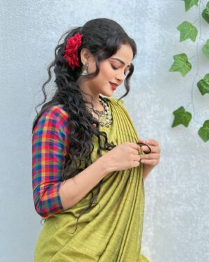 Shivali Parab Instagram - मैंने उस की तरफ़ से ख़त लिक्खा 
और अपने पते पे भेज दिया 
.
फ़हमी बदायूनी
.
#shivaliparab #kalyanchichulbuli #love #saree 
.
Pc @prithvikpratap