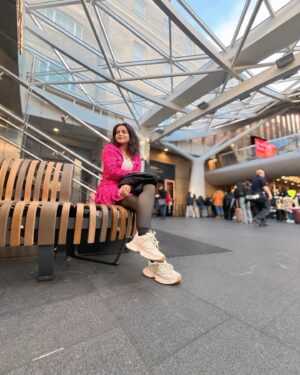 Shivali Parab Instagram - Life is a collection of moments so make each one of it count 🧿💕 
.
#shivaliparab #kalyanchichulbuli #love #london