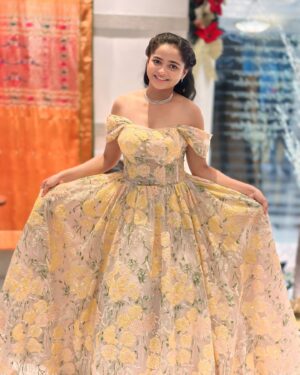 Shivali Parab Instagram - Costume and styling by @panache_the_rental_boutique 
Hairstyle @supriya____tambe 
Special thanks to @vrmusicstation ❤️

Story of India’s first acid attack victim ‘Mangla’ - TEASER OUT NOW only on @zeemusicmarathi YT channel 

१७ जानेवारी २०२५ रोजी संपूर्ण महाराष्ट्रात प्रदर्शित 

#मंगला 
.
Production - @rashproduction_official
In association W/ @faktanifaktent
Producers - @murli.mn @mohan_poojary___ @yashnamurli @milind12379
Director - @hosingaparanas
DOP- @asanisimaasa
Cast -@parabshivali @shashank_m_shende @alkakubal_23
@drsanjeevkumarpatil
Choreographer - @bikramsaha7161
Lyricist - @vikas.satam
Music Director - @santanusghatak
Singer - 	@niharshembekar @guptaronkini
Dialogue - @shivalkarprathamesh
Background Score - @anupsatam_unofficial
Costume - @pratikshachavan04
Makeup & prosthetics - @sanjay.v.singh1008 @pratibhaverma112
Publicity Designer -@ajmaclovin
Special thanks @pccreations_official
PR - @latikachindarkardholam
Digital Marketing - @vrmusicstation
Special thanks - @nive.media

.

.

.

#Mangla #ManglaMarathiFilm #ShivaliParab #RashProduction #१७जानेवारी२०२५
