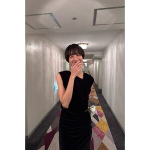 Shizuka Ishibashi Instagram - 🕊️

I was honored to receive the best actress award at the Tokyo Drama Awards🙏🏻✨🤍
東京ドラマアウォードにて、主演女優賞をいただきました。
「燕は戻ってこない」は連続ドラマ部門で優秀賞を受賞しました。
あー！嬉しい。
ありがとうございました！