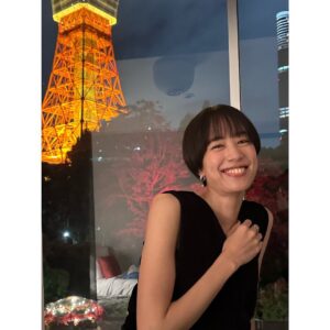 Shizuka Ishibashi Instagram - 🕊️

I was honored to receive the best actress award at the Tokyo Drama Awards🙏🏻✨🤍
東京ドラマアウォードにて、主演女優賞をいただきました。
「燕は戻ってこない」は連続ドラマ部門で優秀賞を受賞しました。
あー！嬉しい。
ありがとうございました！