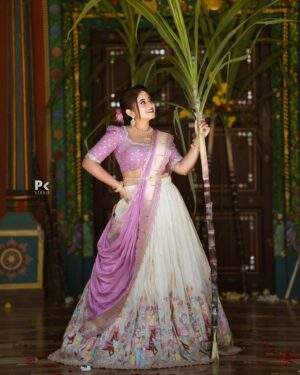 Shruthi Ramesh Instagram - 🌾🪷🐎✨

Pc: @pkstudiophotography 
Mua: @nayanamakeoverstudio 
Jewellery: @kushalsfashionjewellery 
Designer: @viha.alankar 
Hairdo: @glamupby_bhavyaachar
Location: @rangoli.gardens